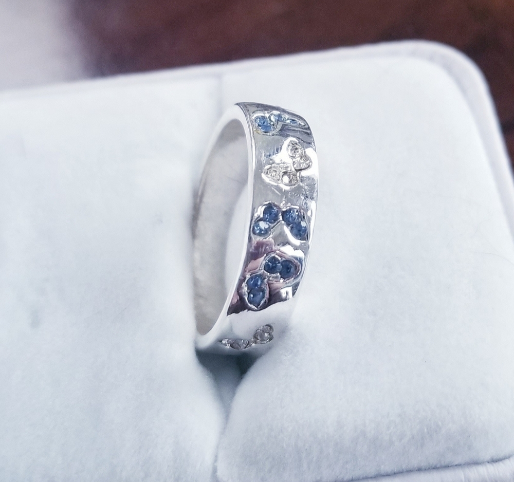 Beautiful Sterling Silver 925 band with clear and blue crystals. Size 8